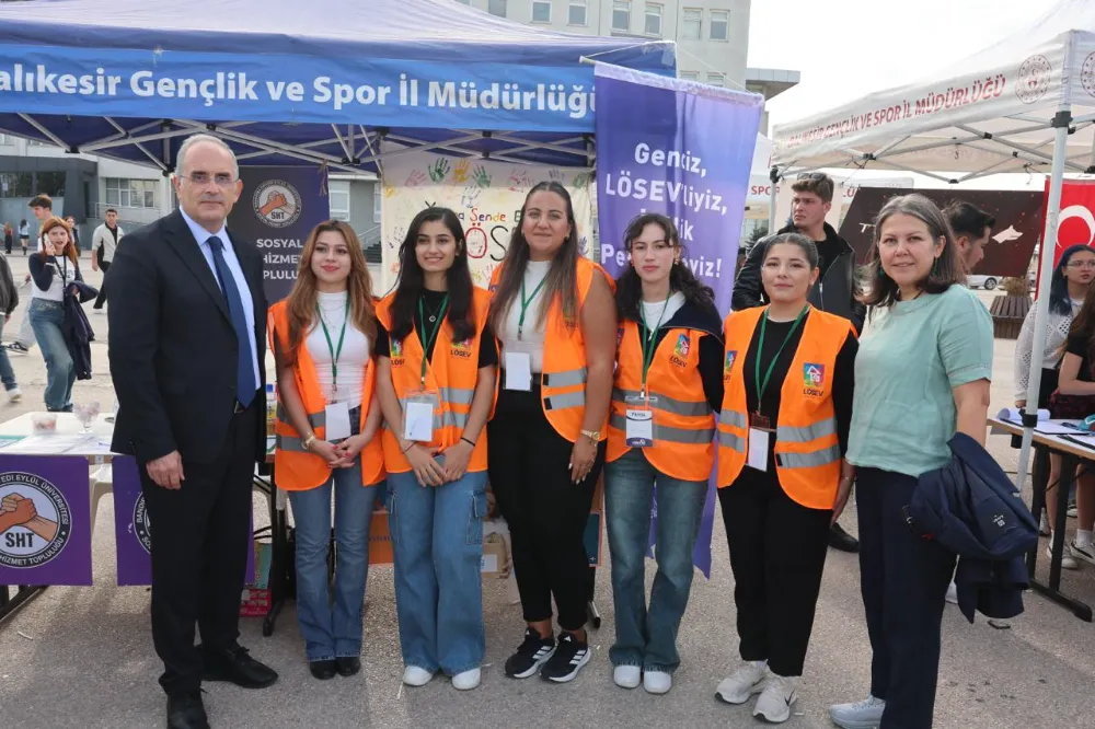 Rektör Prof. Dr. İsmail Boz, Öğrenci Topluluklarının Standlarını Ziyaret Etti