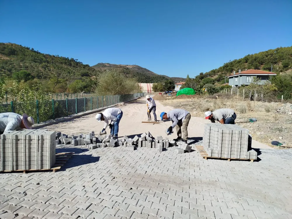 Burhaniye Belediyesi Kırsal Mahallelerde Parke Taş Çalışmalarını Sürdürüyor