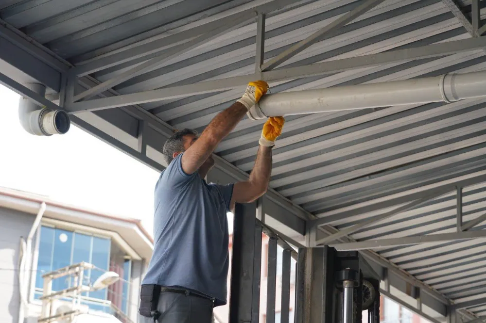 Edremit Belediyesi Pazaryerinde Çatı Sorununu Çözüyor