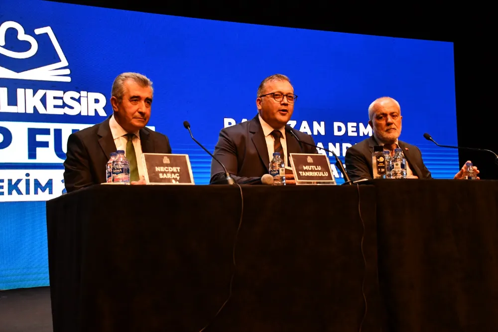 Edebiyat tutkunları Balıkesir Kitap Fuarı’nda salonları doldurdu