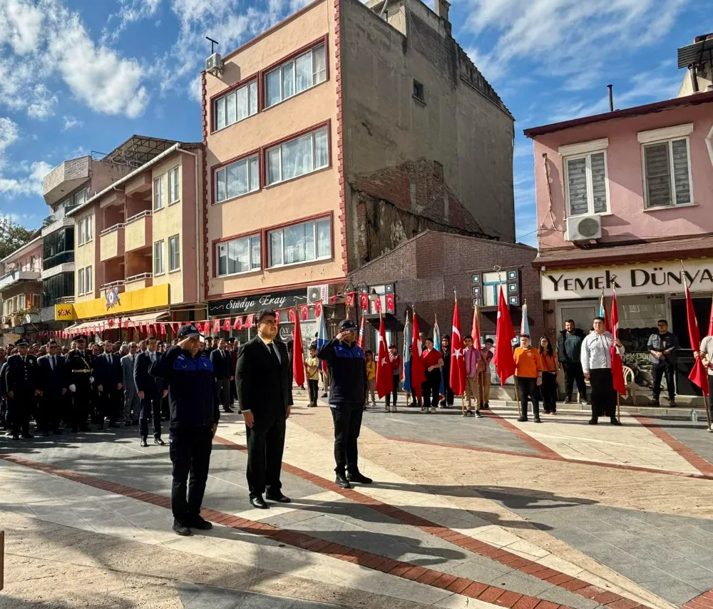 Havran’da Cumhuriyetin 102. yılı coşkusu çelenk sunma töreniyle başladı
