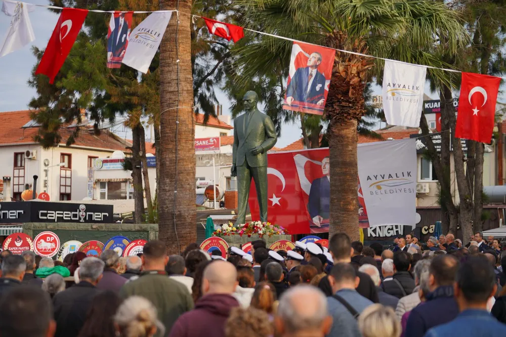 10 KASIM’DA YÜZLERCE AYVALIKLI MEYDANI DOLDURDU