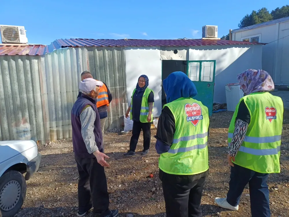 Sındırgı Belediyesi deprem sonrası kırsalda kapı kapı destek sağlıyor