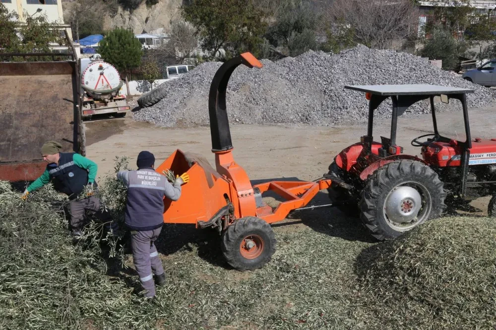 Edremit Belediyesi kompost makinesi ile organik gübre üretiyor