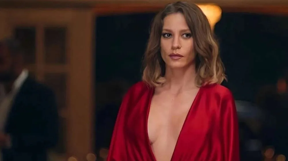 Serenay Sarıkaya İçini Döktü: “Dağılmamak İçin Gözlerimi Kaçırdım”