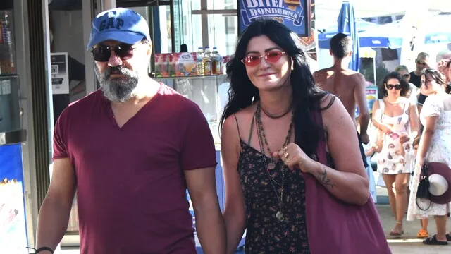 Deniz Çakır ve Eşi Bilgehan Baykal, Bodrum Tatilinde El Ele Görüntülendi
