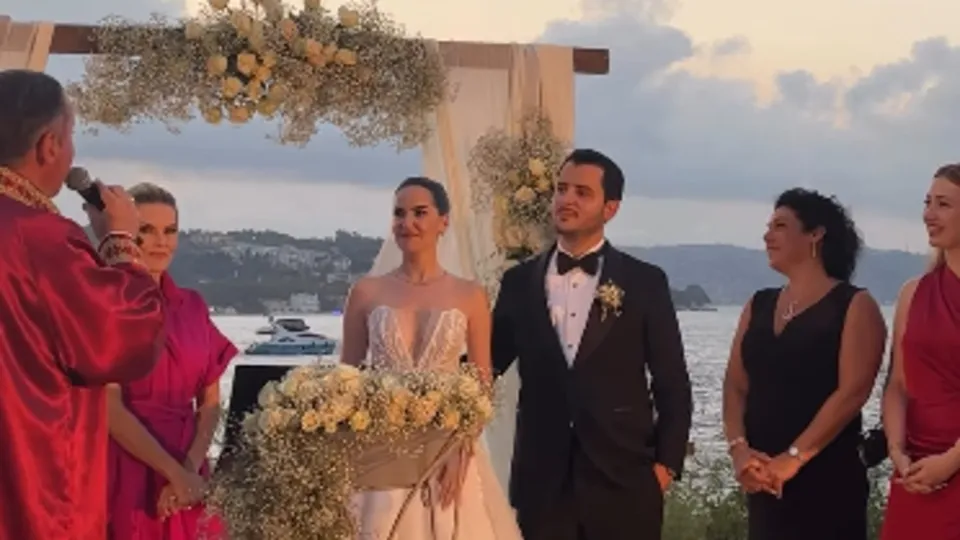 Ezgi Şenler Çocukluk Aşkı Ömer Gürgen ile Evlendi